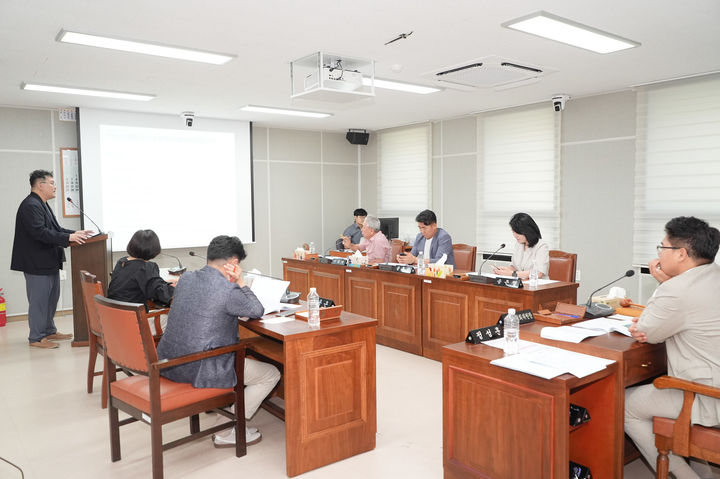 [양산=뉴시스] 양산시의회 아카데미아폴리스 특별위원회가 부산대학교 양산캠퍼스 여유부지 활성화 방안 연구용역 중간보고회를 하고 있다. (사진=양산시 제공) 2025.07.04. photo@newsis.com *재판매 및 DB 금지