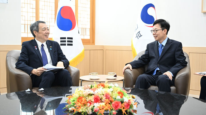 [서울=뉴시스]박윤주 외교부 1차관이 미즈시마 고이치(水嶋 光一) 주한일본대사를 접견하고, 한일 양국관계 전반에 관하여 의견을 교환했다. (사진=외교부 제공) 2025.07.04 *재판매 및 DB 금지