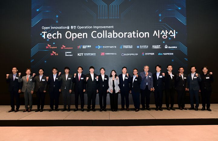 [서울=뉴시스] SK에코플랜트가 4일 서울 광진구 그랜드 워커힐 서울에서 '테크 오픈 콜라보레이션(Tech Open Collaboration)' 시상식을 열고 기념촬영을 하고 있다. 2025.07.04. (사진=SK에코플랜트 제공) photo@newsis.com&nbsp; *재판매 및 DB 금지