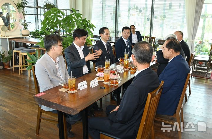 [부천=뉴시스] 정일형 기자 = 교류도시 대표단장과 환담중인 조용익 부천시장. (사진= 부천시 제공)