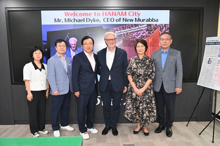 [하남=뉴시스] 이현재 경기 하남시장과 관계 공무원들이 하남시를 방문한 마이킁 다이크 뉴무라바 컴퍼니 최고경영자(CEO) 일행과 기념촬영을 하고 있다. (사진=하남시 제공) 2025.07.04. photo@newsis.com *재판매 및 DB 금지