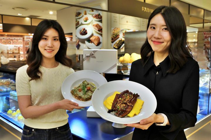 [서울=뉴시스]롯데백화점이 지난 2일 본점 지하 1층 식품관에서 '롯데호텔 프리미엄 보양식'팝업 행사를 열었다(사진=롯데백화점 제공) *재판매 및 DB 금지