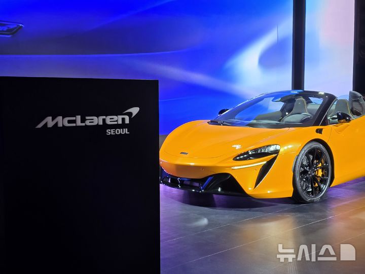 [서울=뉴시스] 박현준 기자 = 4일 서울 중구 반얀트리 클럽 앤 스파 서울 크리스탈 볼룸에서 열린 맥라렌 서울 리론칭 이벤트에 '아투라 스파이더' 차량이 전시되어 있다. 2025.07.04 parkhj@newsis.com