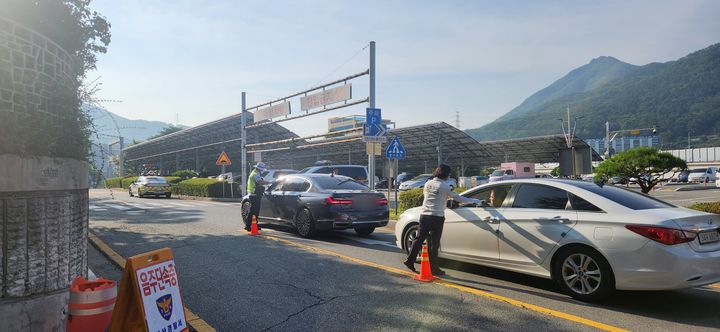 [양산=뉴시스] 양산경찰서가 남부동 양산시청 일원에서 출근길 음주(숙취)운전 단속을 하고 있다. (사진=양산시 제공) 2025.07.04. photo@newsis.com *재판매 및 DB 금지