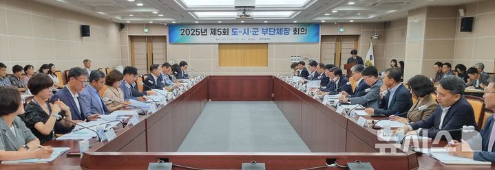 [전주=뉴시스] 전북특별자치도는 4일 전북도청 종합상황실에서 노홍석 행정부지사 주재로 '2025년 제5회 도-시군 부단체장 회의'를 개최했다. 2025.07.04 *재판매 및 DB 금지