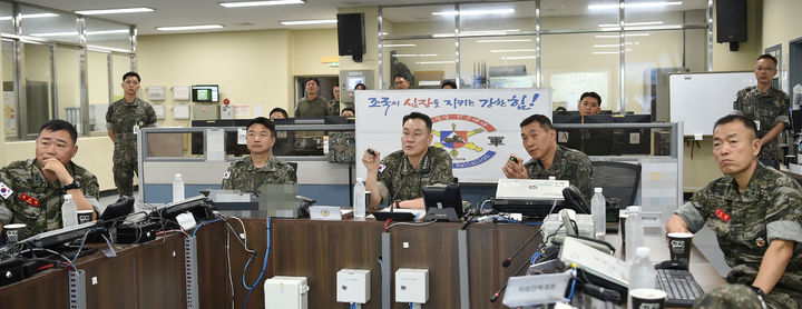 [서울=뉴시스] 김명수 합참의장이 수도포병여단 천무부대를 방문해 작전지도를 하고 있다. (사진=합동참모본부 제공) 2025.07.04. photo@newsis.com *재판매 및 DB 금지