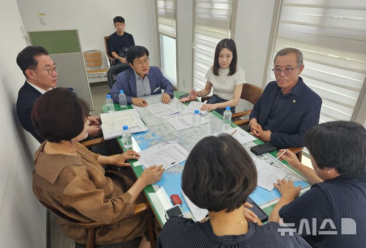 [창원=뉴시스]4일 경남도청에서 도청 농업국 주관으로 한국농업경영인 경상남도연합회 등 농업인 단체들과의 폭염 대응 간담회가 열리고 있다.(사진=경남도 제공) 2025.07.04. photo@newsis.com