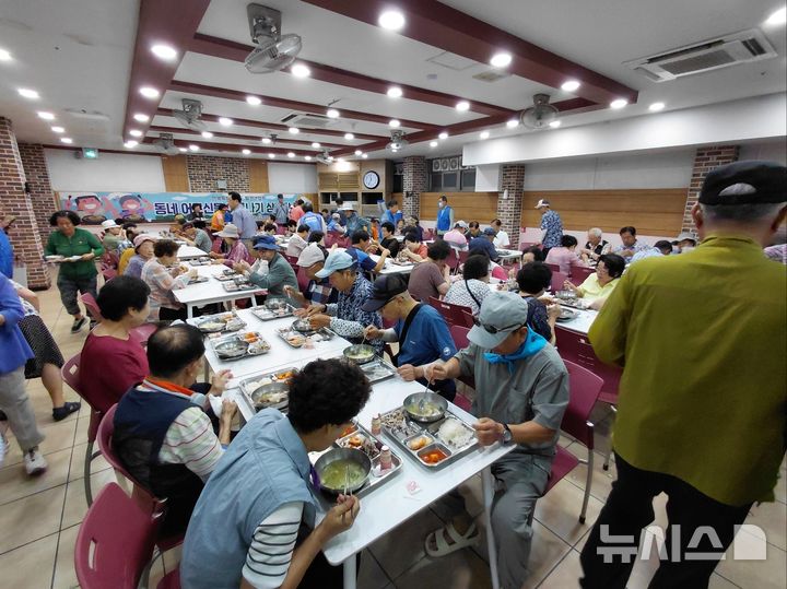 [전주=뉴시스] 전북특별자치도 발전연합회가 마련한 어르신을 위한 삼계탕 나눔 모습. 2025.07.04 *재판매 및 DB 금지