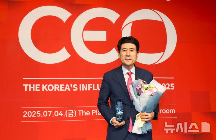 [포항=뉴시스] 송종욱 기자 = 이강덕 경북 포항시장이 4일 더 플라자 호텔 서울에서 열린 '2025 한국의 영향력 있는 CEO' 시상식에서 이차전지 명품 도시 경영 분야 대상을 수상했다. 사진은 이 시장이 대상을 받은 후 기념 촬영하는 모습. (사진=포항시 제공) 2025.07.04. photo@newsis.com