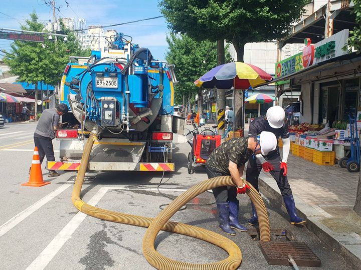 [함양=뉴시스] 함양읍 집중호우대비 우수관로 집중관리 (사진=함양군 제공) 2025. 07. 04. photo@newsis.com *재판매 및 DB 금지