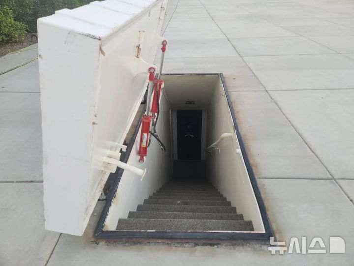 [뉴시스]케이틀린이 거주중인 지하 벙커로 들어가는 입구. (사진=뉴욕포스트) 2025.7.2 