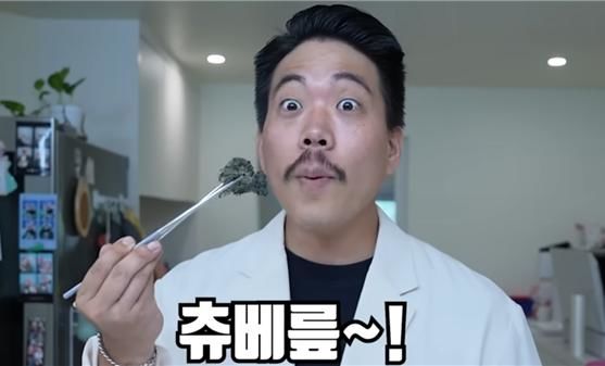 [뉴시스] 러브버그로 전을 만들어 먹는 유튜버. (출처=유튜브 '헌터퐝') *재판매 및 DB 금지