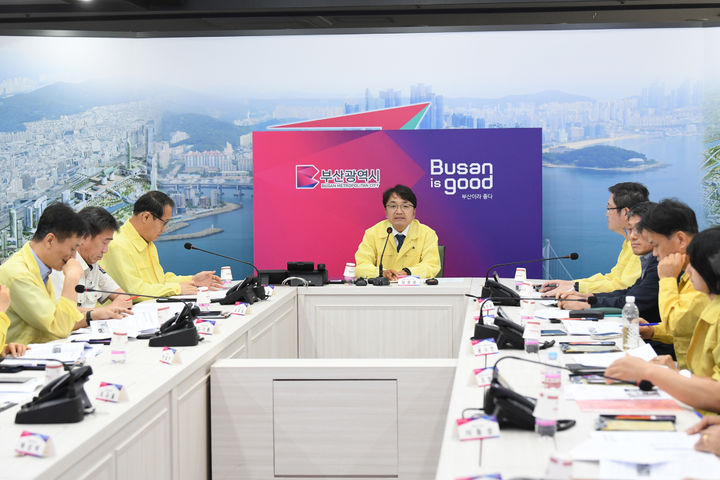 [부산=뉴시스] 김광용 행정안전부 재난안전관리본부장이 4일 부산시청을 찾아 기장군 아파트 자매 사고와 관련한 부산시와의 합동 대책회의를 개최했다. (사진=부산시 제공) 2025.07.04. photo@newsis.com *재판매 및 DB 금지