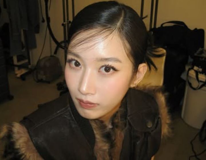 [서울=뉴시스] 배우 문가영이 3일 소셜미디어에 웃는 표정의 이모티콘과 함께 화보 촬영장에서 찍은 것으로 보이는 사진 여러 장을 올렸다. (사진=문가영 인스타그램 캡처) 2025.07.04. photo@newsis.com *재판매 및 DB 금지