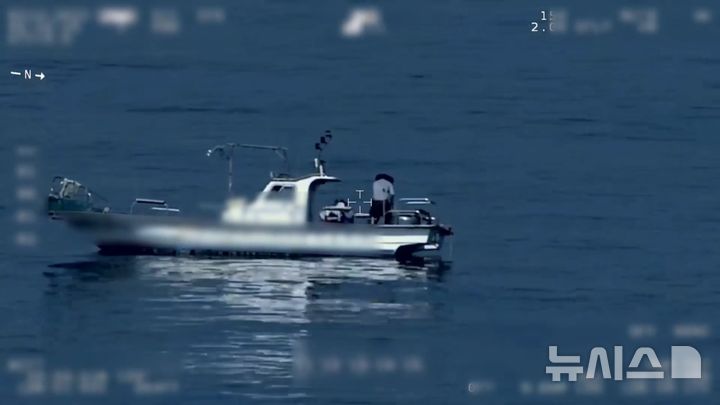 [제주=뉴시스] 3일 제주시 구좌읍 해상에서 구명조끼를 착용하지 않은 레저보트 이용객이 해경 헬기에 의해 적발됐다. (사진=제주해양경찰서 제공) 2025.07.04. photo@newsis.com