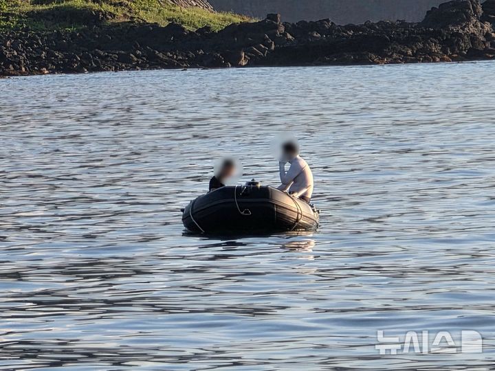 [제주=뉴시스] 지난달 30일 제주시 해상에서 구명조끼를 착용하지 않은 레저객 2명이 해경에 적발됐다. (사진=제주해양경찰서 제공) 2025.07.04. photo@newsis.com