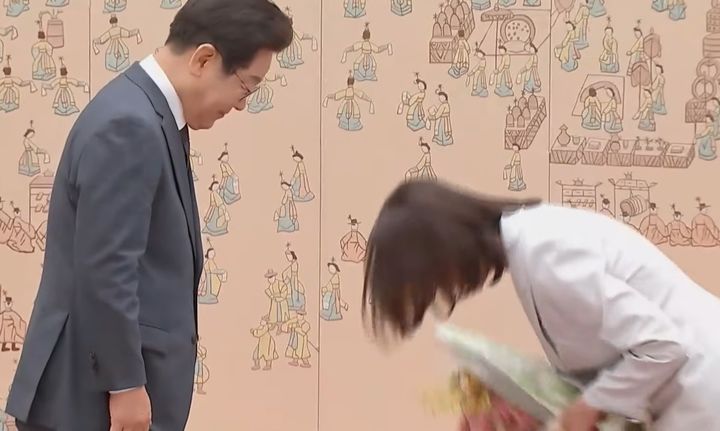 [서울=뉴시스] 김민석 국무총리 배우자가 이재명 대통령에게 허리 숙여 인사하는 모습. (사진 = 'KBS' 유튜브 캡처) 2025.07.04. *재판매 및 DB 금지