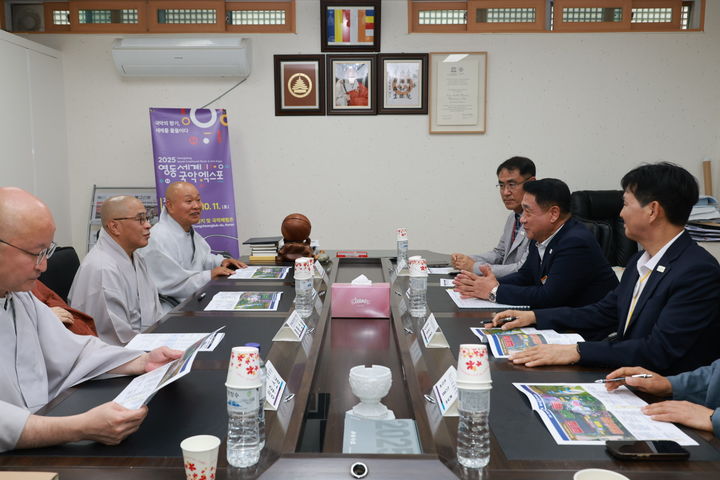 [영동=뉴시스] 2025영동세계국악엑스포 조직위원회 공동위원장인 정영철 영동군수와 충청북도불교총연합회 회장 정덕스님 등이 4일 충북 보은군 속리산 법주사에서 2025영동세계국악엑스포 성공개최를 위한 업무협약을 체결하기에 앞서 환담하고 있다. (사진=영동군 제공) 2025.07.04. photo@newsis.com *재판매 및 DB 금지