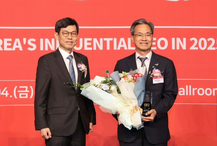  [영양=뉴시스] 오도창 영양군수가 4일 TV조선이 주관하는 '2025 한국의 영향력 있는 CEO' 자치행정경영분야 대상을 수상하고 있다. (사진=영양군 제공) 2025.07.04. photo@newsis.com *재판매 및 DB 금지