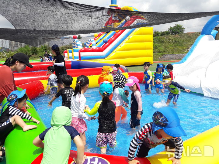 [증평=뉴시스] 충북 증평군의 정안 농촌체험휴양마을 물놀이장 (사진= 증평군 제공) 2025.07.04. photo@newsis.com *재판매 및 DB 금지