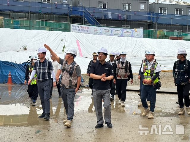 [의정부=뉴시스] 이종구 고용노동부 의정부지청이 4일 경기 양주시 아파트 건설현장을 방문해 온열질환 예방을 위한 폭염안전 특별대책 이행상황을 점검하고 있다.(사진=고용노동부 의정부지청 제공)photo@newsis.com