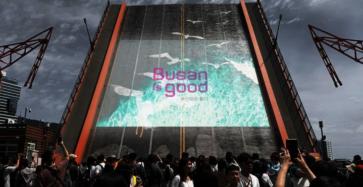 [부산=뉴시스] 영도대교 프로젝션 맵핑 (사진=부산시설공단 제공) 2025.07.05. photo@newsis.com *재판매 및 DB 금지