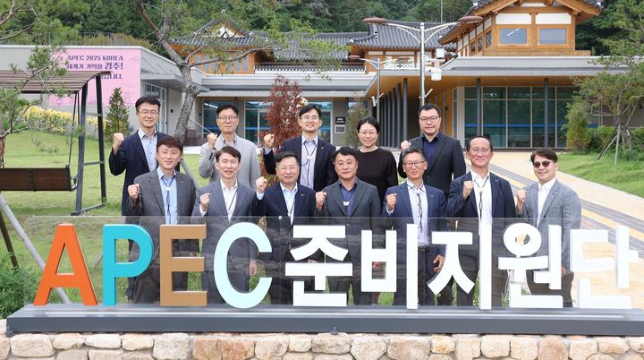 [서울=뉴시스] 강경성 KOTRA 사장(앞줄 왼쪽 셋째)이 지난 4일 경주를 방문해 APEC 2025 연계 경제행사 준비 현장을 점검한 뒤 이지형 KOTRA 부사장 겸 경제통상협력본부장(앞줄 왼쪽 둘째), 김상철 APEC 준비지원단장(앞줄 왼쪽 넷째) 등과 기념촬영을 하고 있다. (사진=코트라 제공) 2025.07.04 photo@newsis.com *재판매 및 DB 금지