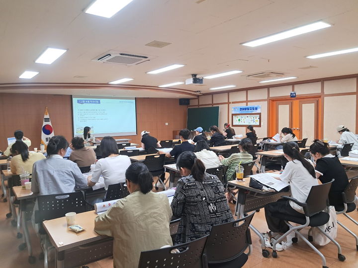 [진주=뉴시스]진주시가족센터, ‘외국인 운전면허교실’ 운영.(사진=진주시 제공).2025.07.04.photo@newsis.com *재판매 및 DB 금지