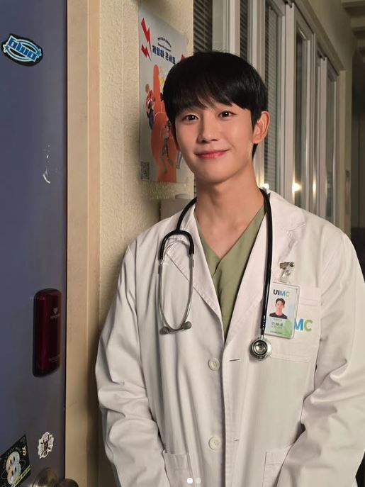 [서울=뉴시스] 정해인은 소셜미디어에 드라마 촬영 중 의사 가운을 입고 찍은 사진 2장을 3일 올렸다. (사진=정해인 인스타그램 캡처) 2025.07.04. photo@newsis.com *재판매 및 DB 금지