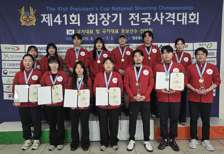 [서산=뉴시스] 서산시청 사격팀이 지난달 29일 청주 종합사격장에서 제41회 회장기 전국사격대회 메달 획득을 기념해 단체 사진을 찍고 있다.(사진=서산시 제공) 2025.07.04. photo@newsis.com *재판매 및 DB 금지