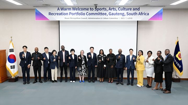[부산=뉴시스] 남아프리카공화국 하우텡주(Gauteng) 의회 스포츠·예술·문화·레크리에이션 포트폴리오 위원회 대표단은 4일 부산시의회를 방문해 부산과 협력을 논의했다. (사진=부산시의회 제공) 2025.07.04. photo@newsis.com *재판매 및 DB 금지