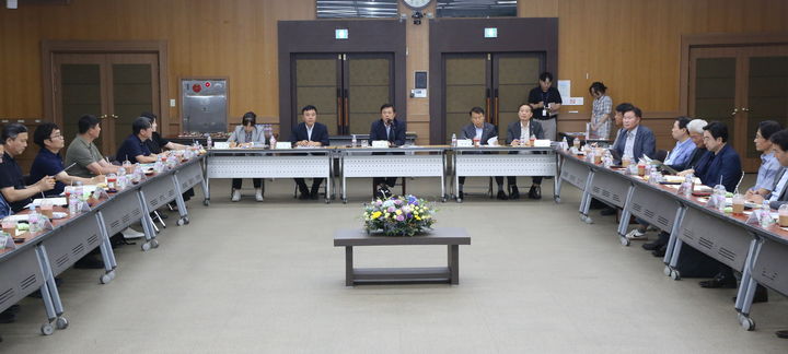 [정읍=뉴시스] 4일 정읍시청에서 열린 관내 기업인들과의 간담회, 이학수 정읍시장이 기업 성장과 함께하는 지역발전을 강조하고 있다. *재판매 및 DB 금지