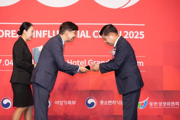 [고성=뉴시스] 이상근 경남 고성군수가 4일 서울 중구 더플라자호텔에서 열린 '2025 한국의 영향력 있는 CEO(최고경영자)' 시상식에서 소통경영 부문상을 수상했다. (사진=고성군 제공) 2025.07.04. photo@newsis.com *재판매 및 DB 금지