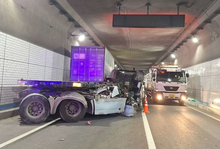 [부산=뉴시스] 4일 낮 12시30분께 부산 강서구 가덕해저터널(거제 방향)을 달리던 트레일러 차량이 터널 외벽을 들이받고 멈춰섰다. 이 사고로 트레일러 차량 운전자 A(60대)씨가 경상을 입었지만 병원으로 이송되지는 않았다. (사진=부산경찰청 제공) 2025.07.04. photo@newsis.com *재판매 및 DB 금지