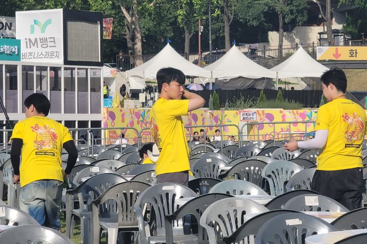 [대구=뉴시스] 이상제 기자 = 4일 대구 달서구 두류공원 '제13회 대구치맥페스티벌' 현장에서 스태프들이 땀을 흘리며 행사 준비를 하고 있다. 2025.07.04. kiing@newsis.com *재판매 및 DB 금지