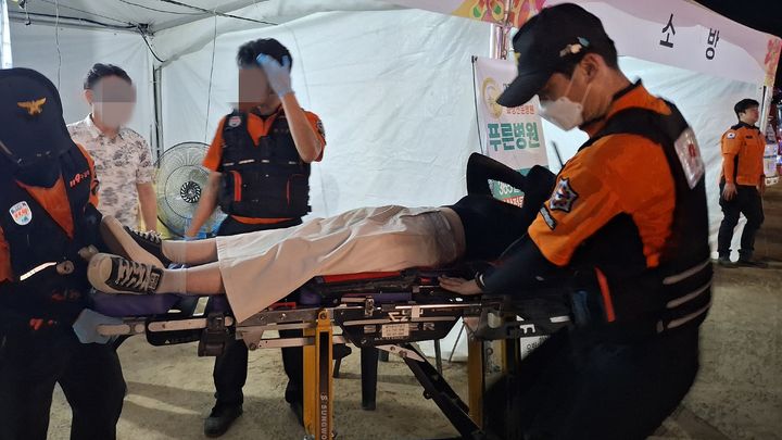 [대구=뉴시스] 지난 3일 대구 달서구 두류공원 '제13회 대구치맥페스티벌' 현장에서 한 시민이 폭염으로 인한 어지럼증을 호소해 들것에 실려가고 있다. (사진=대구소방안전본부 제공) 2025.07.04. photo@newsis.com *재판매 및 DB 금지