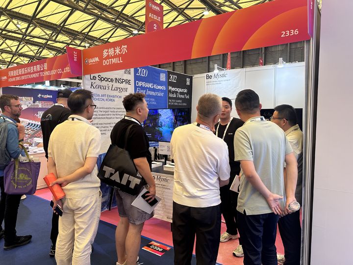 닷밀이 'IAAPA Expo Asia 2025'에서 자사 부스를 찾은 바이어들에게 설명하는 모습. (사진=닷밀 제공) *재판매 및 DB 금지