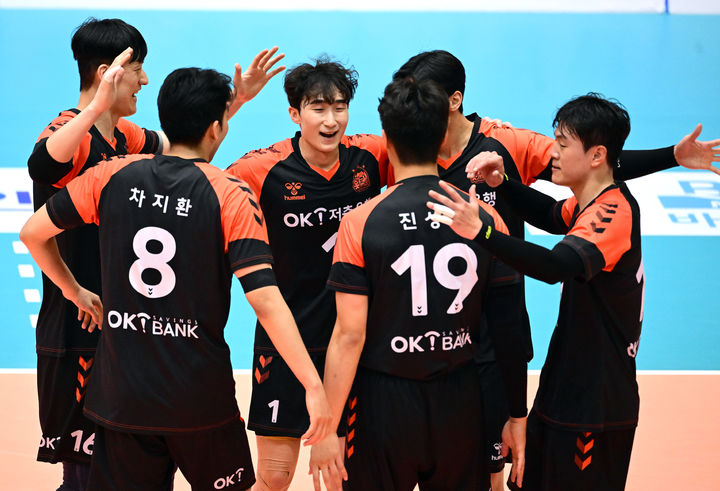 [서울=뉴시스] 남자배구 OK저축은행 선수들이 4일 충북 단양의 단양문화체육센터에서 열린 '2025 한국실업배구연맹 & 프로배구 퓨처스 챔프전' 조별예선에서 대한항공을 상대로 득점한 뒤 환호하고 있다. (사진=KOVO 제공) 2025.07.04. *재판매 및 DB 금지