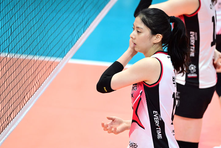 [서울=뉴시스] 여자배구 정관장 박혜민이 3일 충북 단양의 단양문화체육센터에서 열린 '2025 한국실업배구연맹 & 프로배구 퓨처스 챔프전' 조별예선에서 흥국생명과 경기를 펼치고 있다. (사진=KOVO 제공) 2025.07.03. *재판매 및 DB 금지