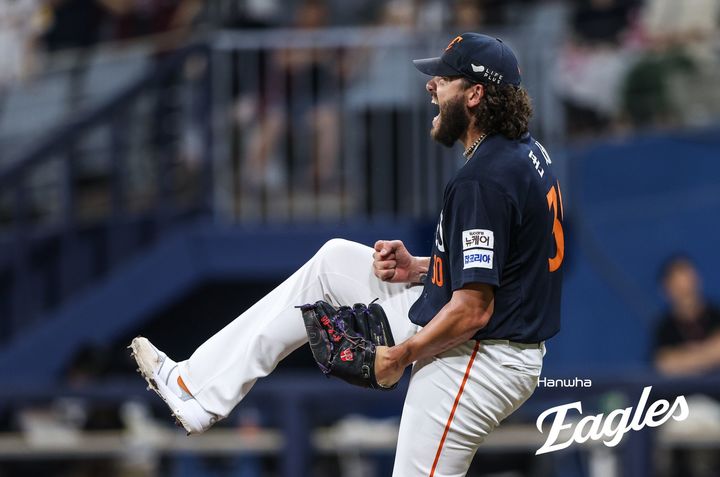 [서울=뉴시스] 프로야구 한화 이글스의 코디 폰세가 4일 고척스카이돔에서 열린 2025 신한 쏠뱅크 KBO리그 키움 히어로즈와의 경기에 선발 등판해 호투를 펼치고 있다. (사진=한화 이글스 제공) 2025.07.04. *재판매 및 DB 금지