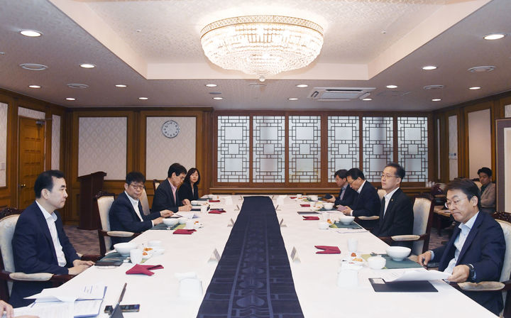 [서울=뉴시스] 이형일 기획재정부 장관 직무대행 1차관이 4일 서울 종로구 정부서울청사에서 열린 시장상황점검회의를 주재하고 있다.(사진=기획재정부 제공) 2025.07.04. photo@newsis.com *재판매 및 DB 금지