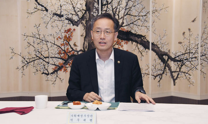 [서울=뉴시스] 이형일 기획재정부 장관 직무대행 1차관이 4일 서울 종로구 정부서울청사에서 열린 시장상황점검회의에서 모두발언을 하고 있다.(사진=기획재정부 제공) 2025.07.04. photo@newsis.com *재판매 및 DB 금지