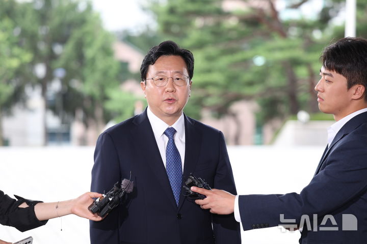 [서울=뉴시스] 김진아 기자 = 정진우 신임 서울중앙지검장이 4일 오전 서울 서초구 서울중앙지방검찰청으로 출근하며 소회를 밝히고 있다. 2025.07.04. bluesoda@newsis.com