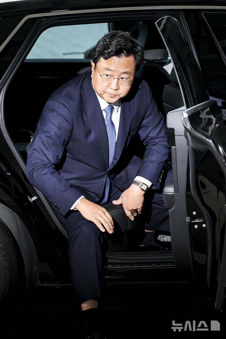 [서울=뉴시스] 김진아 기자 = 정진우 신임 서울중앙지검장이 4일 오전 서울 서초구 서울중앙지방검찰청으로 출근하고 있다. 2025.07.04. bluesoda@newsis.com