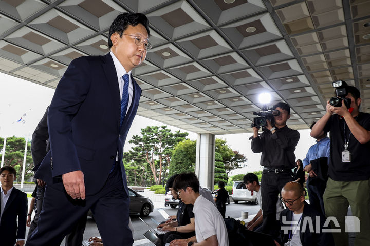 [서울=뉴시스] 김진아 기자 = 정진우 신임 서울중앙지검장이 4일 오전 서울 서초구 서울중앙지방검찰청으로 출근하고 있다. 2025.07.04. bluesoda@newsis.com