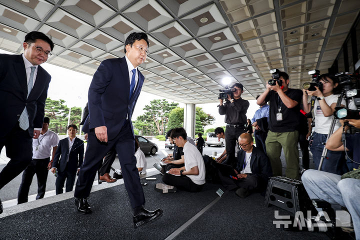 [서울=뉴시스] 김진아 기자 = 정진우 신임 서울중앙지검장이 4일 오전 서울 서초구 서울중앙지방검찰청으로 출근하고 있다. 2025.07.04. bluesoda@newsis.com