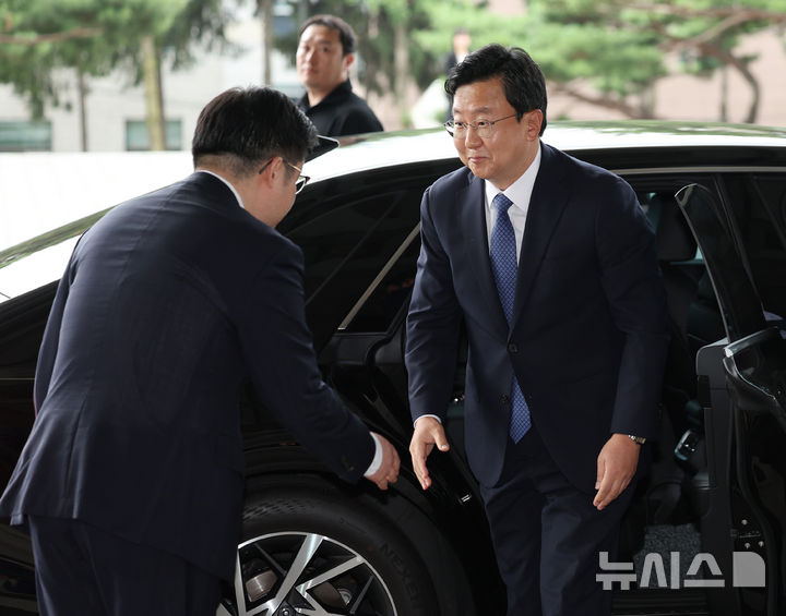 [서울=뉴시스] 김진아 기자 = 정진우 신임 서울중앙지검장이 4일 오전 서울 서초구 서울중앙지방검찰청으로 출근하며 인사를 나누고 있다. 2025.07.04. bluesoda@newsis.com