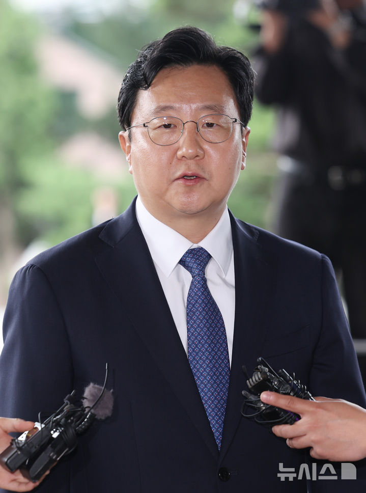 [서울=뉴시스] 김진아 기자 = 정진우 신임 서울중앙지검장이 4일 오전 서울 서초구 서울중앙지방검찰청으로 출근하며 소회를 밝히고 있다. 2025.07.04. bluesoda@newsis.com