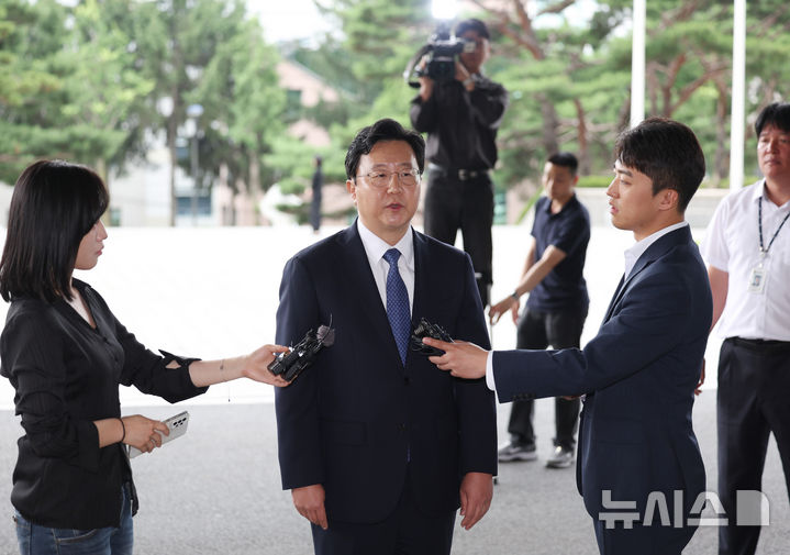 [서울=뉴시스] 김진아 기자 = 정진우 신임 서울중앙지검장이 4일 오전 서울 서초구 서울중앙지방검찰청으로 출근하며 소회를 밝히고 있다. 2025.07.04. bluesoda@newsis.com