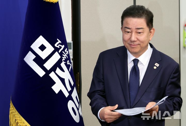 [서울=뉴시스] 조성봉 기자 = 김병기 더불어민주당 당대표 직무대행 겸 원내대표가 4일 오전 서울 여의도 국회에서 열린 최고위원회의에 참석하고 있다. 2025.07.04. suncho21@newsis.com